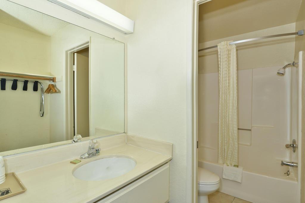 Super 8 By Wyndham Bakersfield/Central Phòng bức ảnh